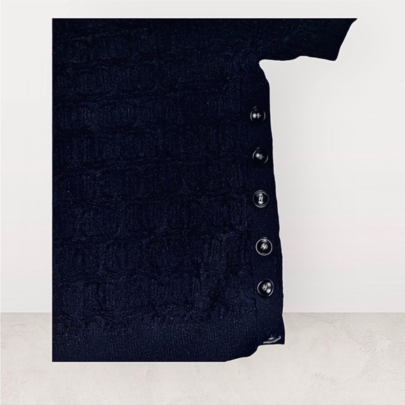 Similar to Chanel knitted short sleeve texture pull over sweater black small - Picture 3 of 8